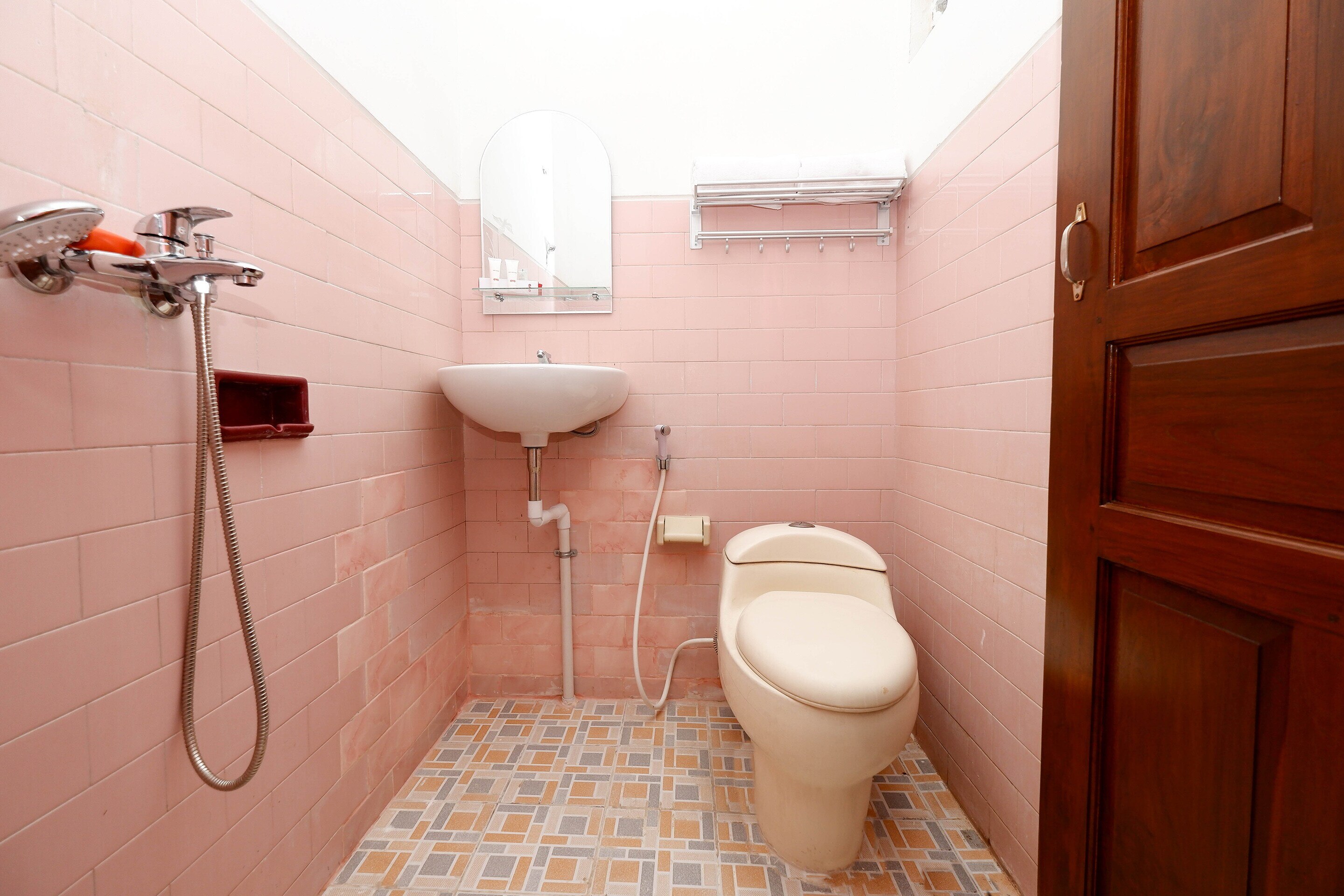 OYO 1644 Hotel Griya Kencana - Tap to explore photos