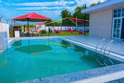 Peaceful Private Farmhouse with Pool, Phulera