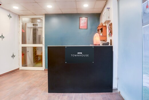 OYO Townhouse Anmol Residency Near Saket Metro Delhi