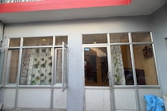 Cozy Wooden Homestay in Kangra with Mountain View, Kangra