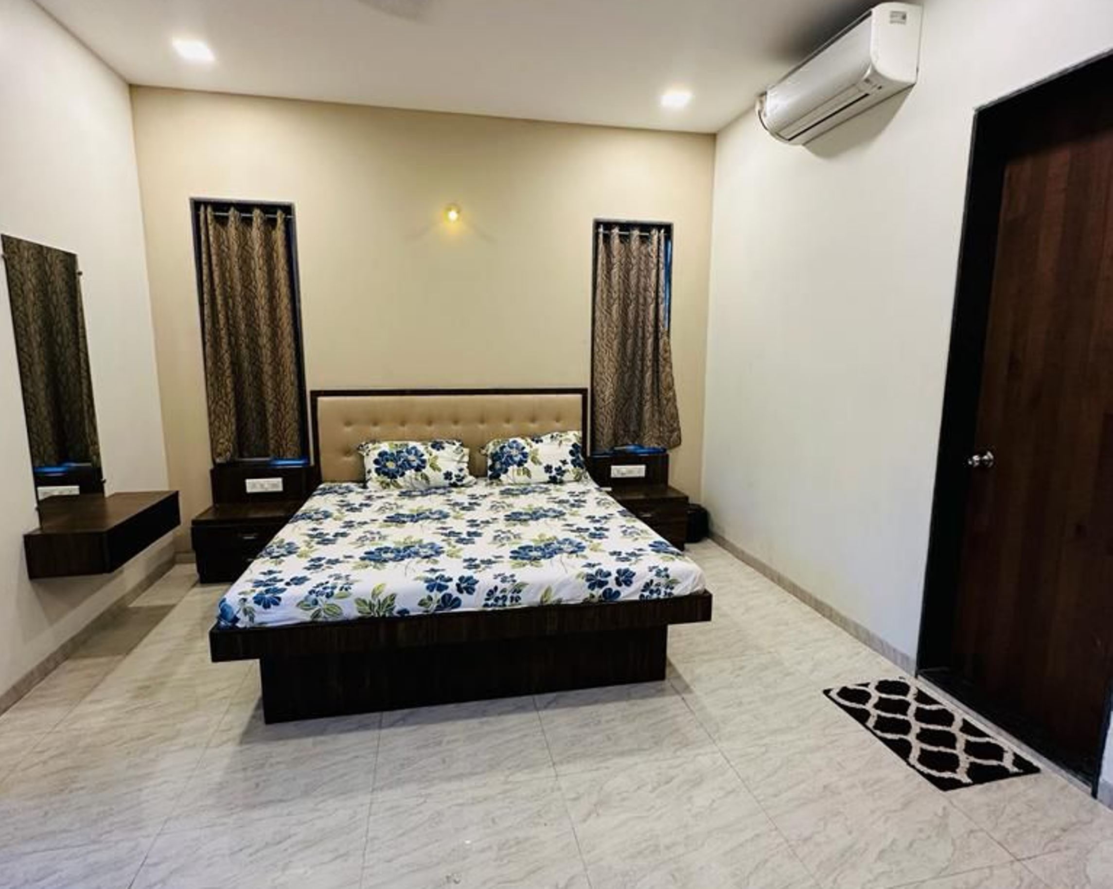 Joy Suites Wastrova - Tap to explore photos