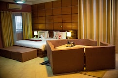 Triple Hill Hotel, Ga West