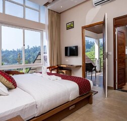 AC Deluxe Room With Balcony & Bathtub