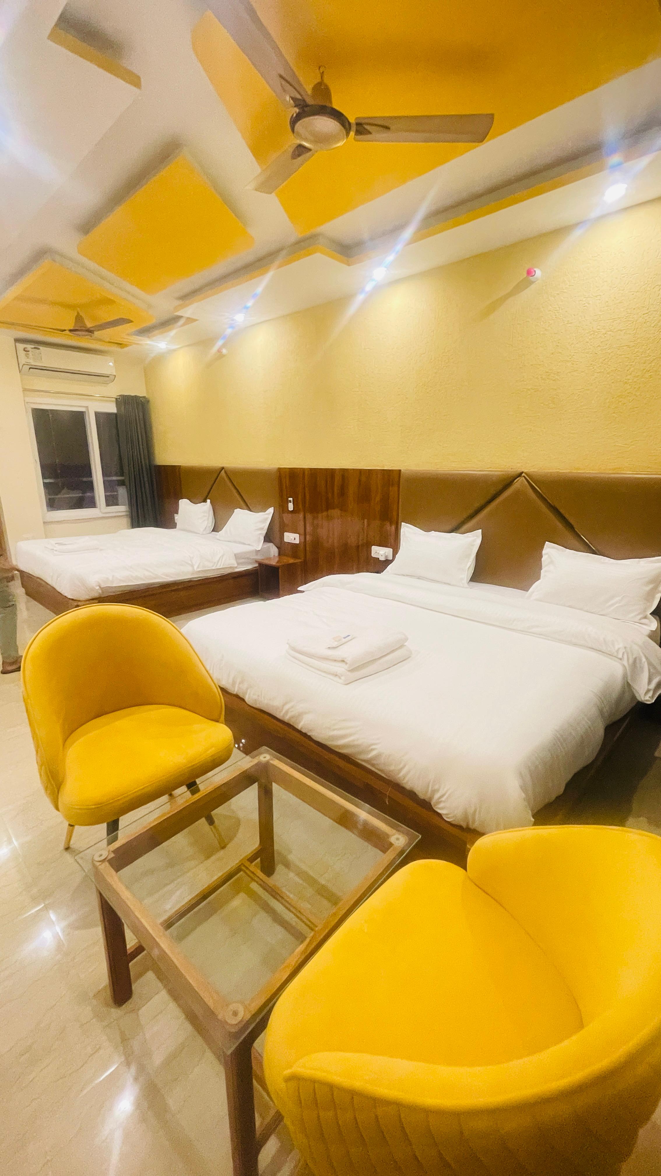 Hotel Travellers paradise - Tap to explore photos