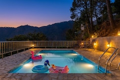 StayVista at The Winter Line W/Outdoor Pool, Kasauli