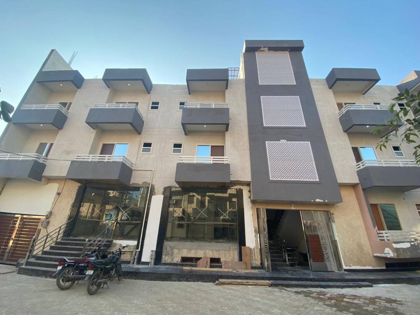 New AC Flat Near ISCKON with Kitchen and Balcony - Tap to explore photos