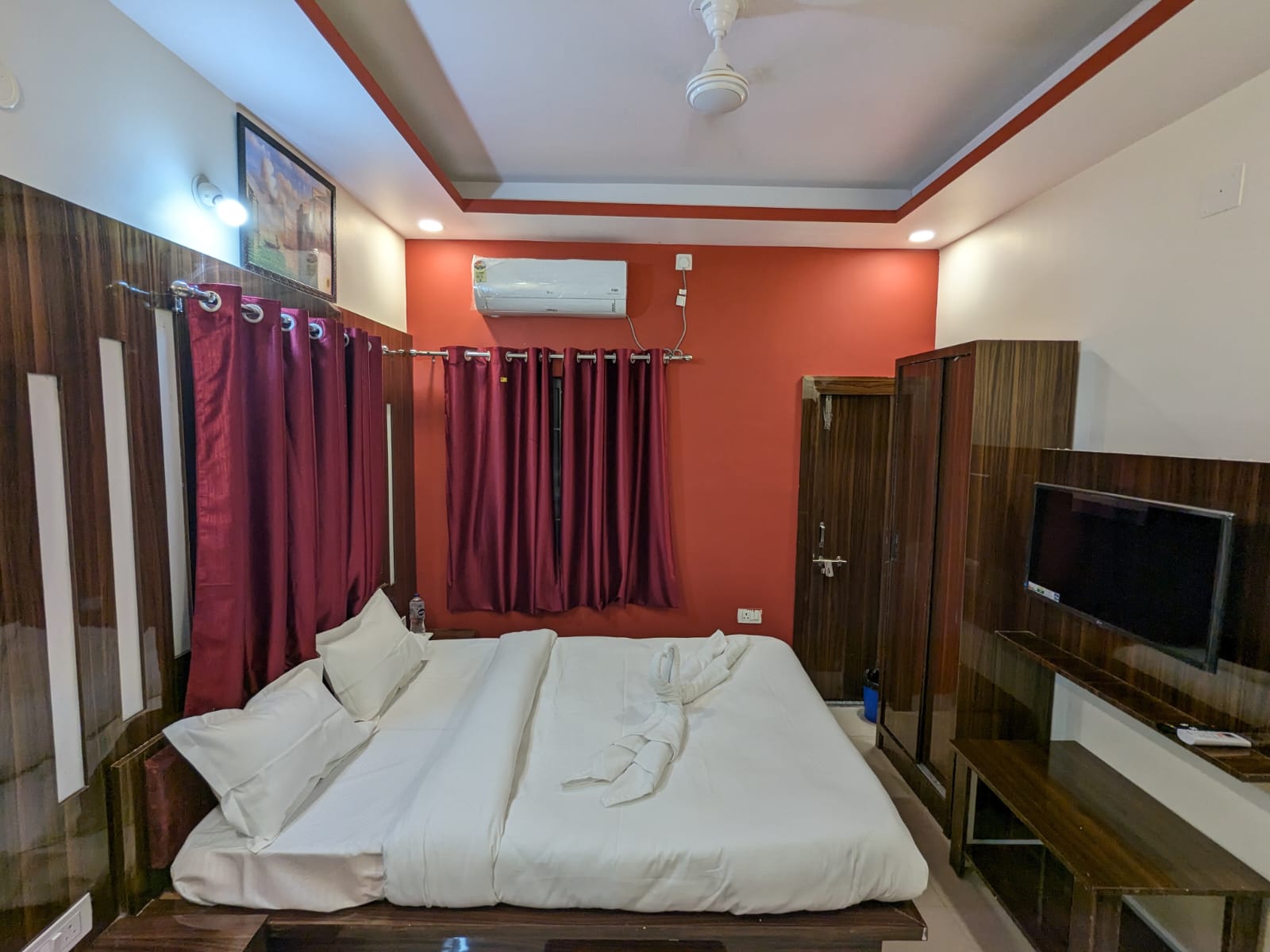 Hotel TRS Aura Inn - Tap to explore photos