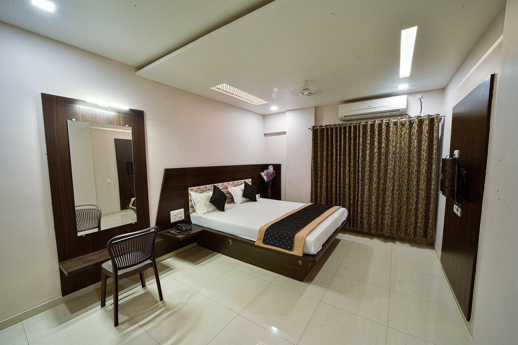 Hotel Shree Annapurana - Tap to explore photos