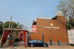 Hotel Grand Petals By WB Inn, Bilhaur