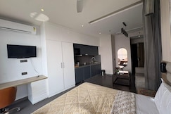 paradise stay at supernova Half day 11am-6pm, Noida