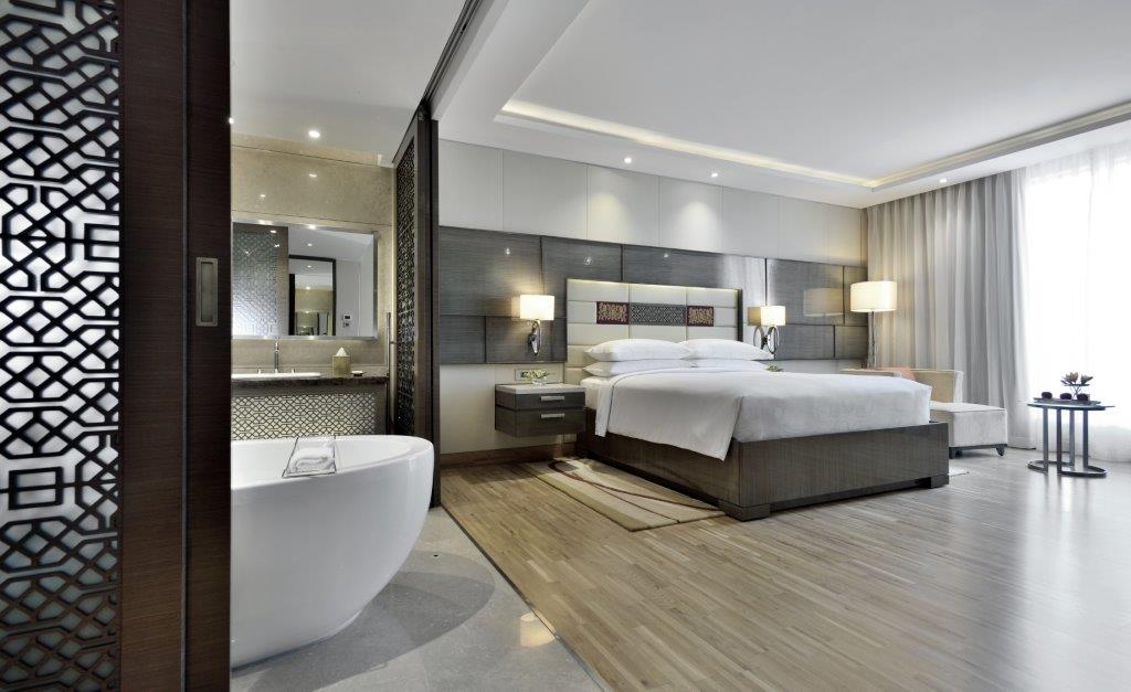 Guest Room, 1 King, Pool View, Bathtub 1