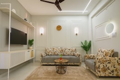 Home Escape Luxury Skyview 2BHK Near Ramada iNDORE, Indore