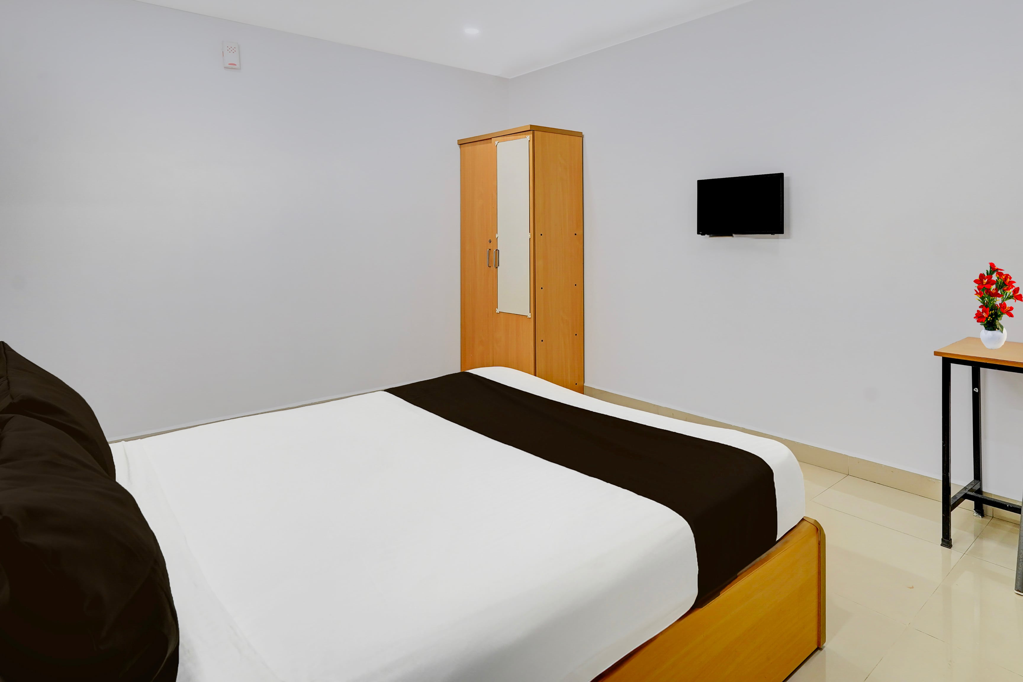 Super Hotel O Valasaravakkam Near Chandra Metro Mall - Tap to explore photos