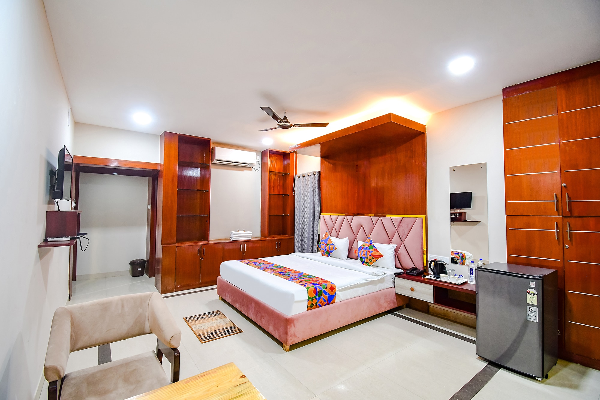 FabHotel Greenland Grand - Nr. Kalinga Stadium - Tap to explore photos