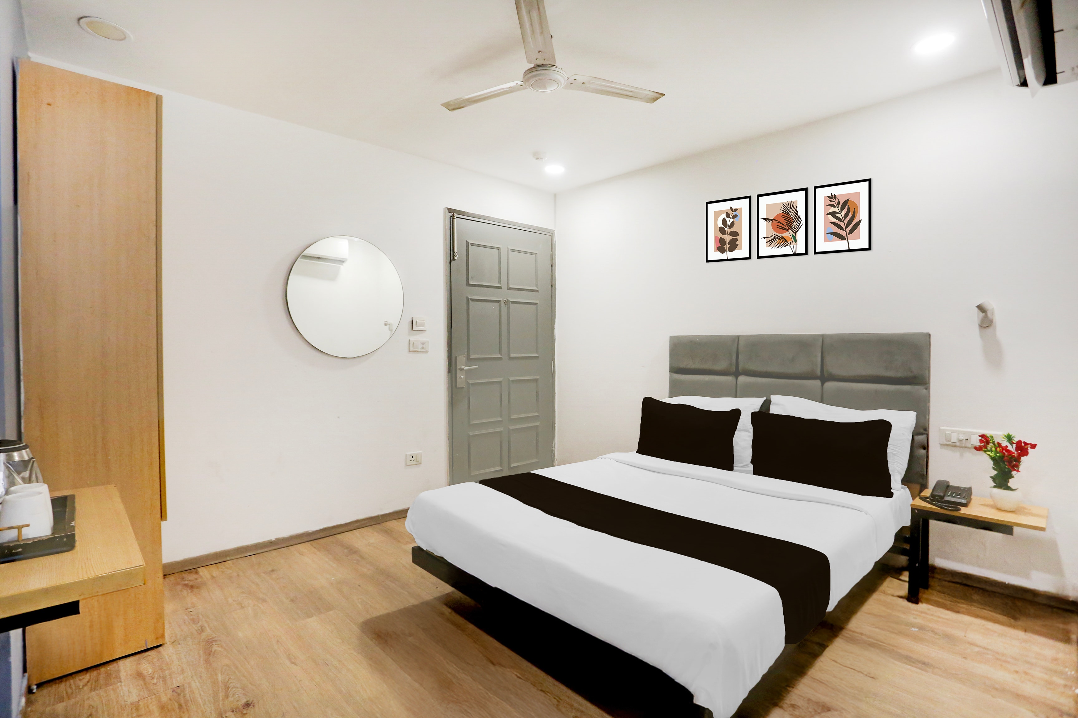 Super Townhouse Shahdara Near Yamuna Sports Complex Formerly Hotel Ipotel - Tap to explore photos