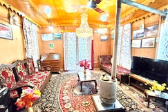 Houseboat Newworld and transportation, Srinagar