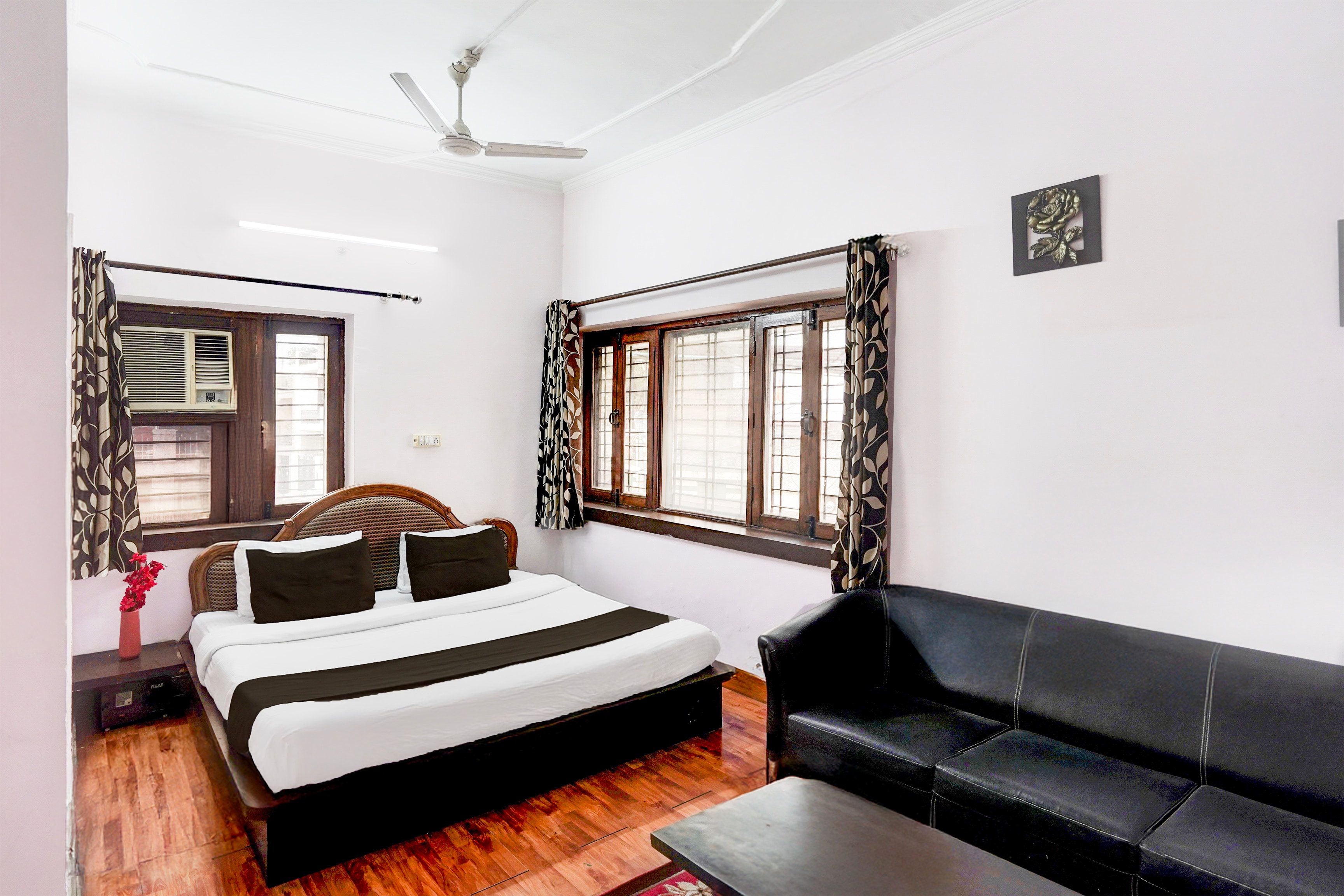 Super Hotel O Krishna Nagar Chowk Near ONGC - Tap to explore photos