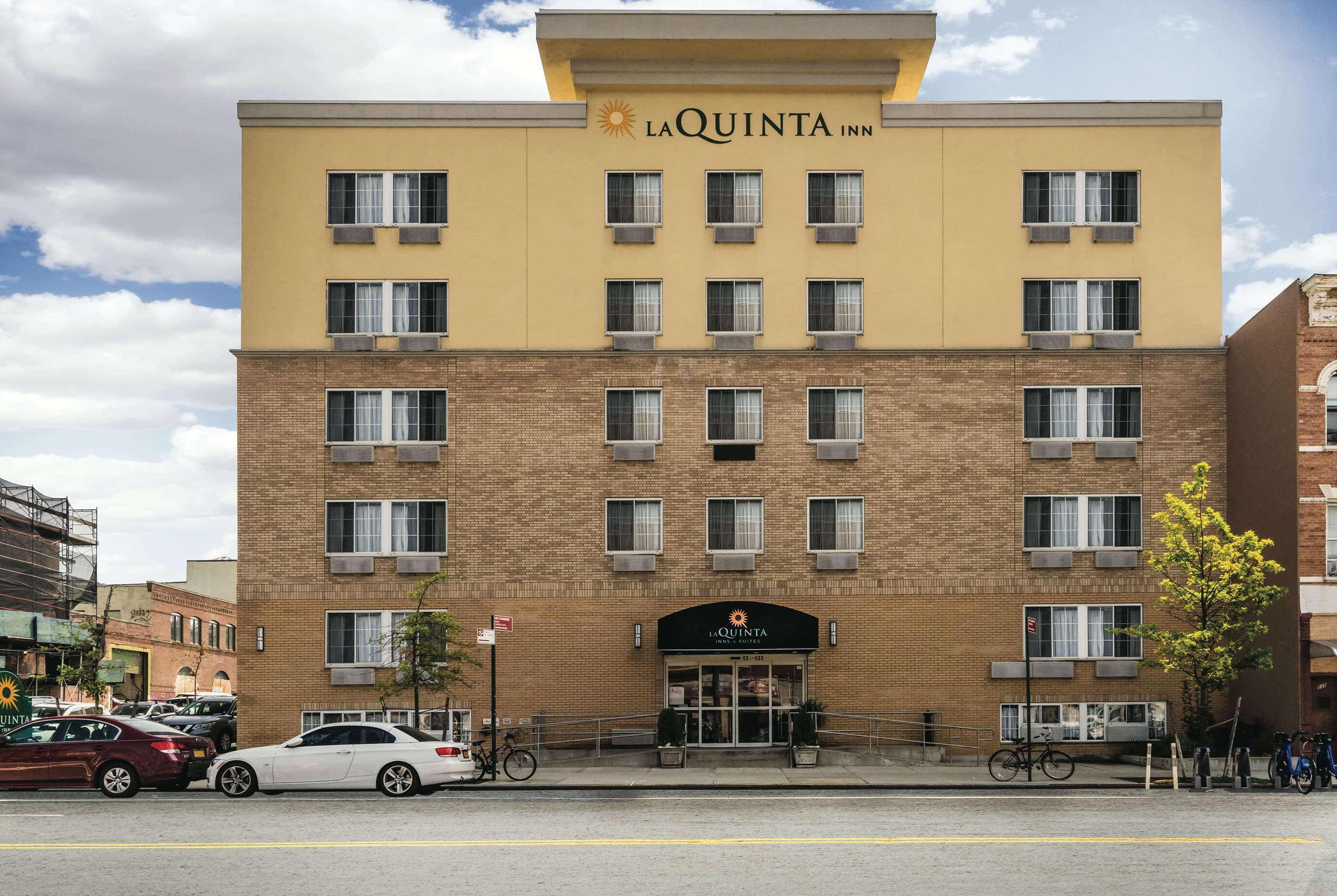 La Quinta Inn & Suites by Wyndham Brooklyn Downtown - Tap to explore photos