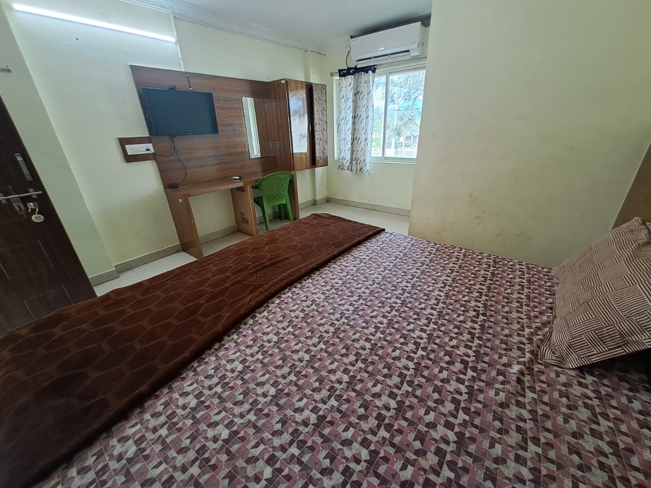 Sri Venkateswara Holiday Home - Tap to explore photos