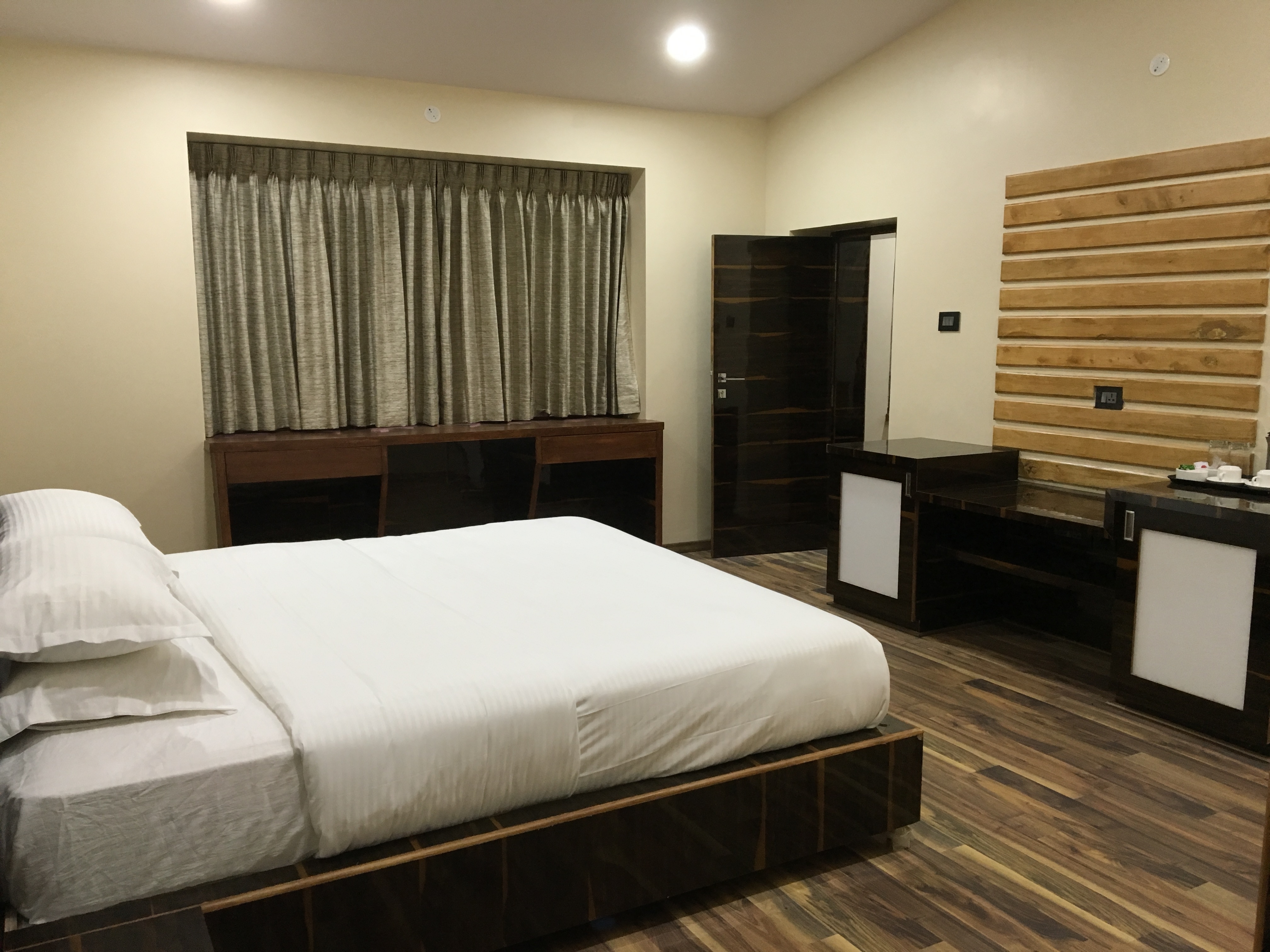 Misty Cove 2BHK Cottage - Tap to explore photos