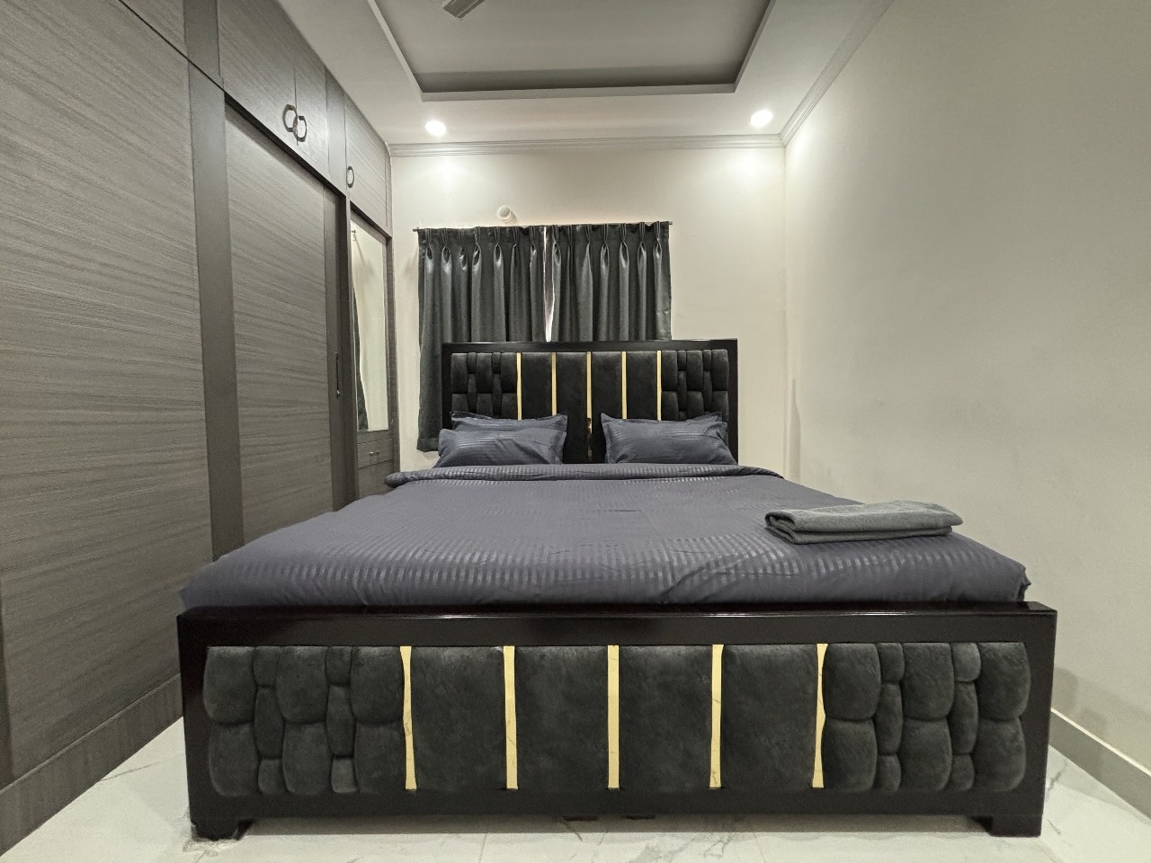 3 Bees Service Apartment Rooms - Tap to explore photos
