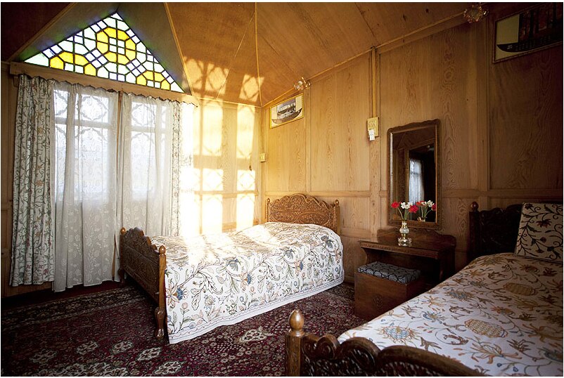 Houseboat Sun Beam - Tap to explore photos