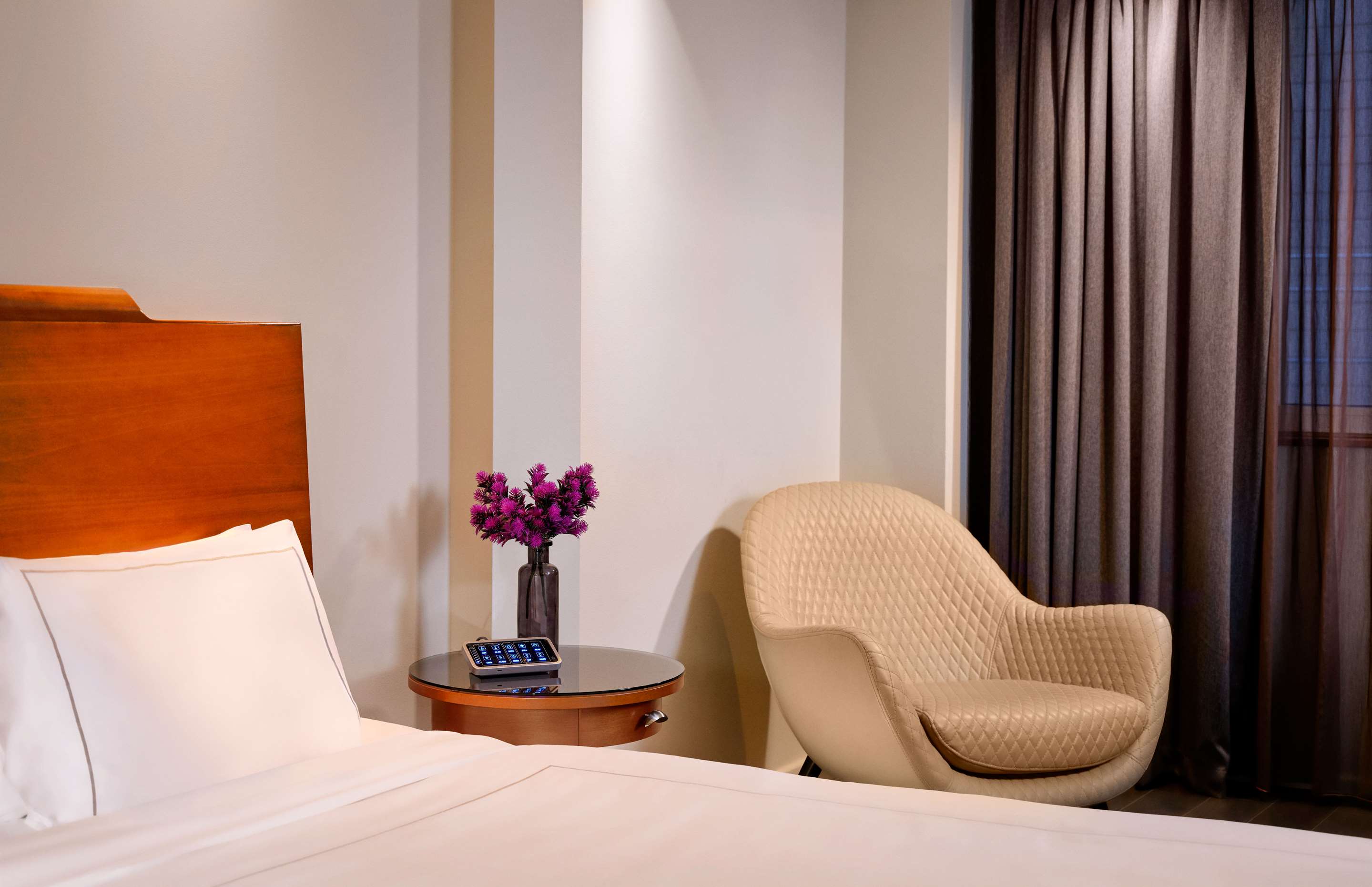 Park Plaza Victoria London - Tap to explore photos