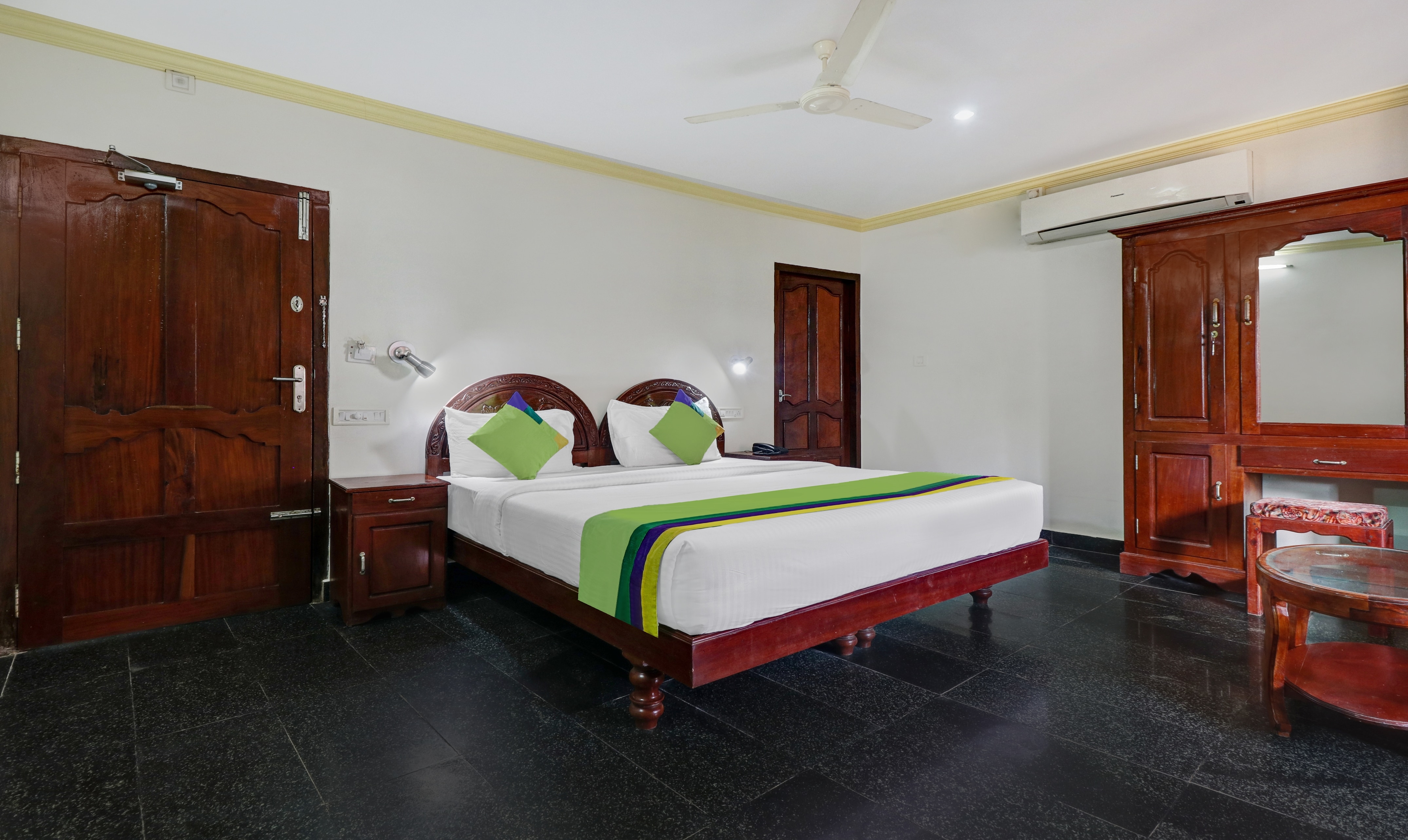 Itsy Hotels The Waters Edge Beach Resort - Tap to explore photos