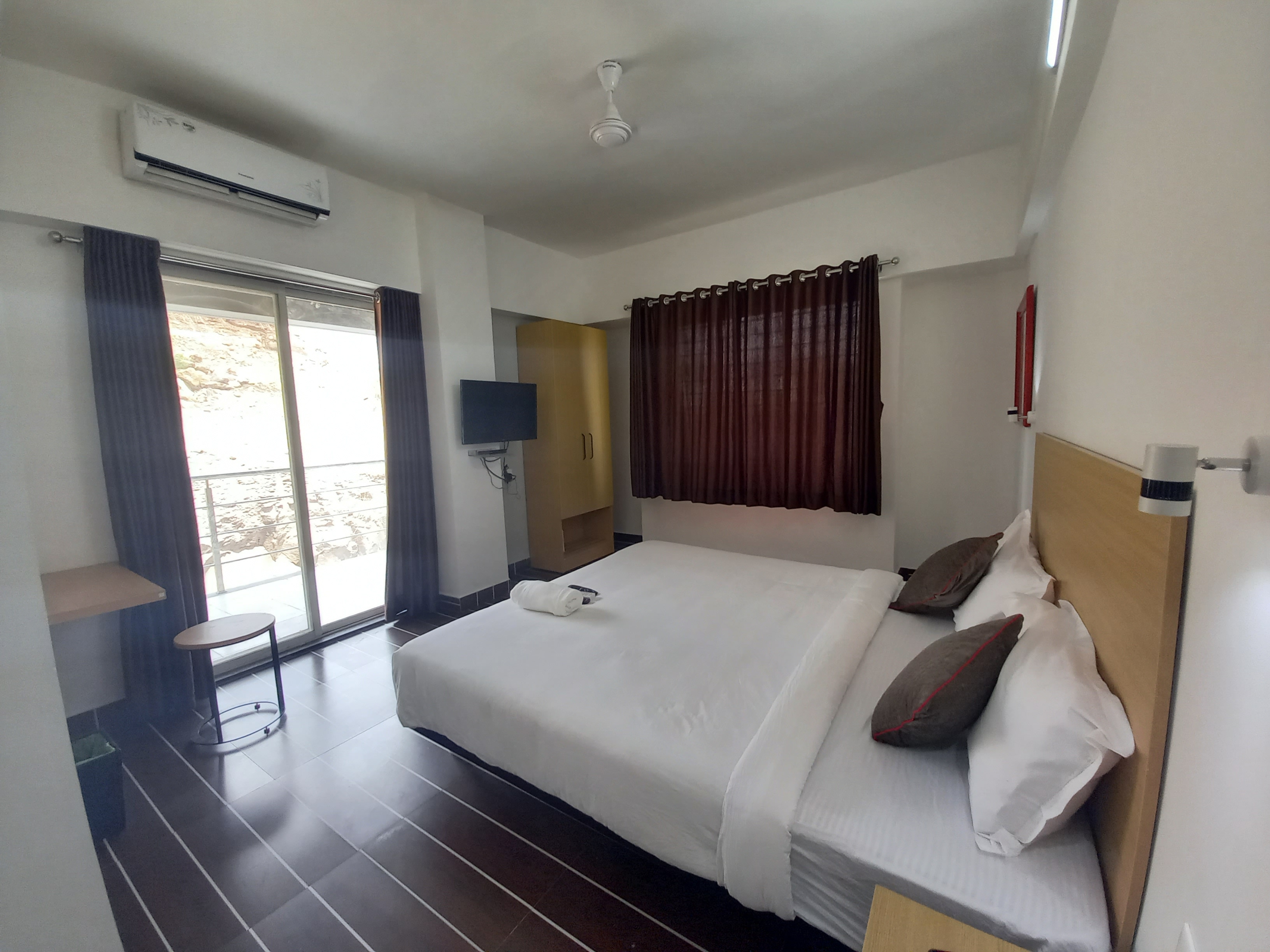 Super Deluxe Room with Balcony 1