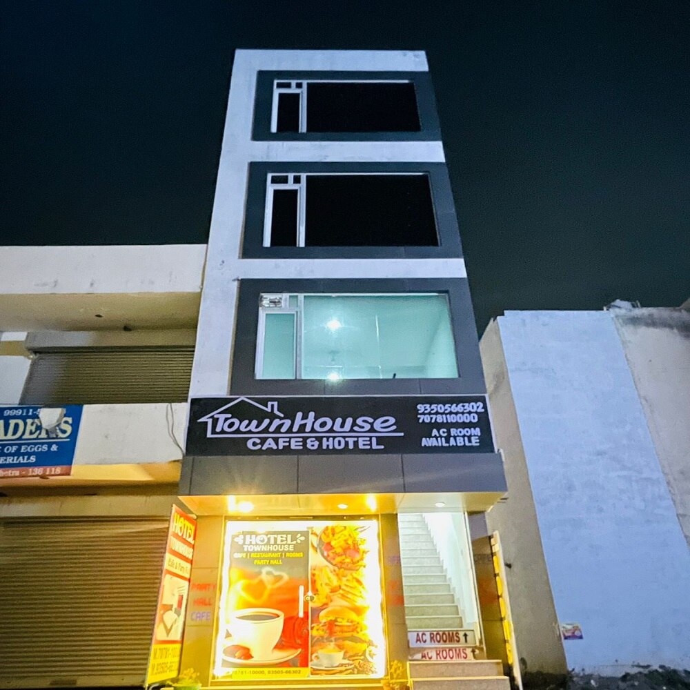 TOWN HOUSE - Tap to explore photos