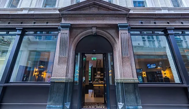 hub by Premier Inn London City Bank - Tap to explore photos