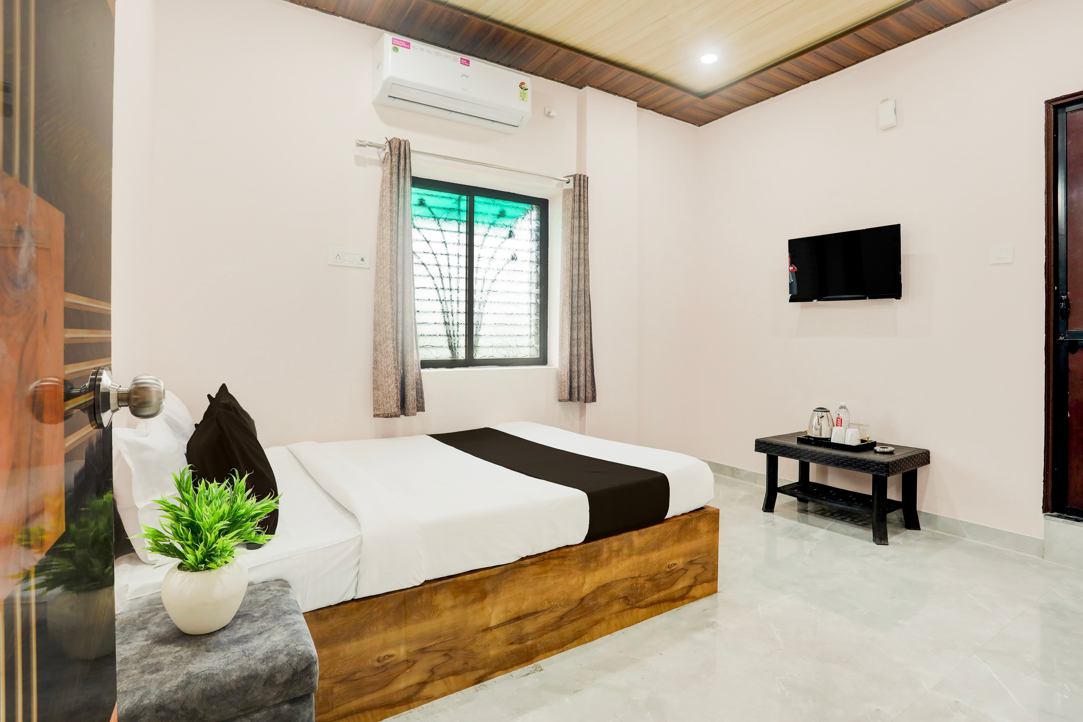 HOTEL O SKYLITE Vhirgaon - Tap to explore photos