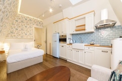 88a Tooley Street Viridian Apartment,  London