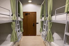 Konnect Inn POD Hotel | Near IGI Airport & Opposite NDLS, Delhi