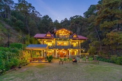 StayVista at Floradale W/ Jacuzzi & Wood-Fire Pizza, Kasauli