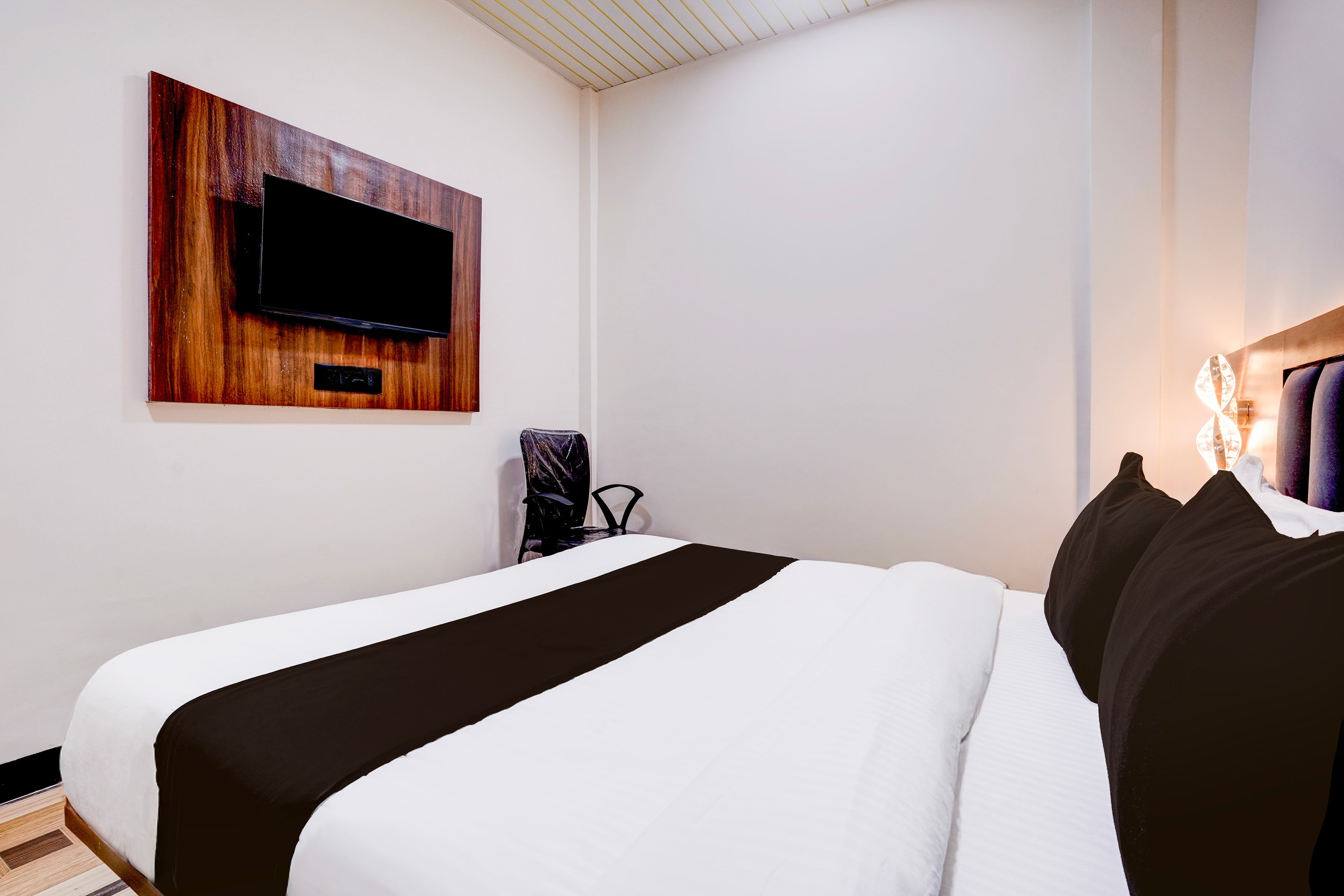 Super HOTEL O ANANTA - Tap to explore photos