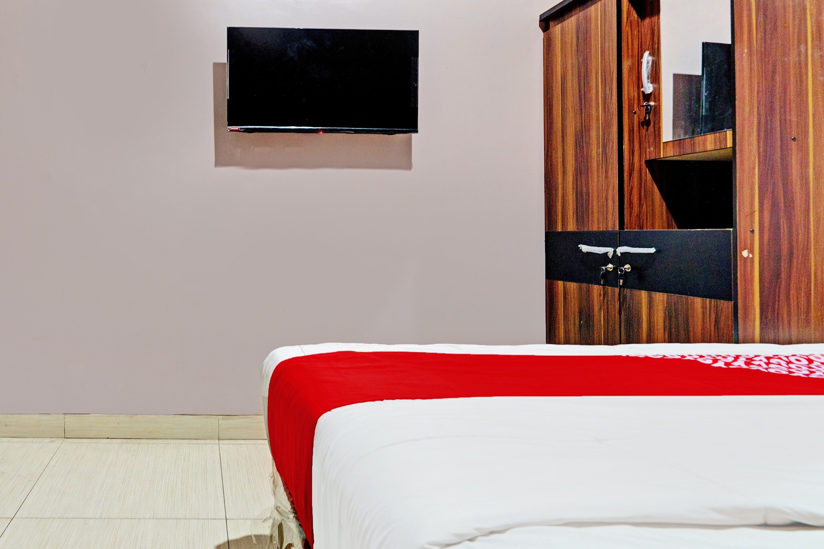 OYO 92556 JKK Sweet Room - Tap to explore photos