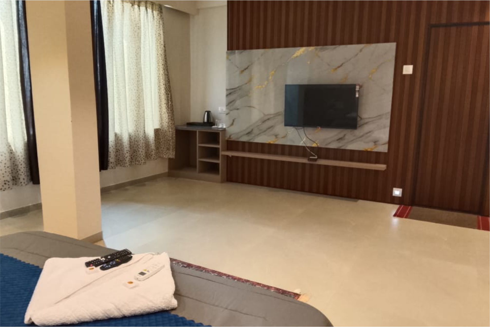 EXECUTIVE ROOM 1