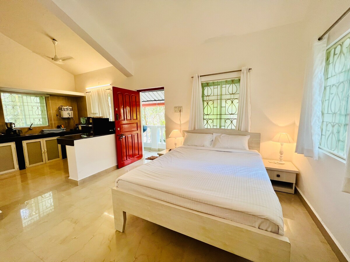 White Studio in the woods, 5 KM from the Calangute beach - Tap to explore photos