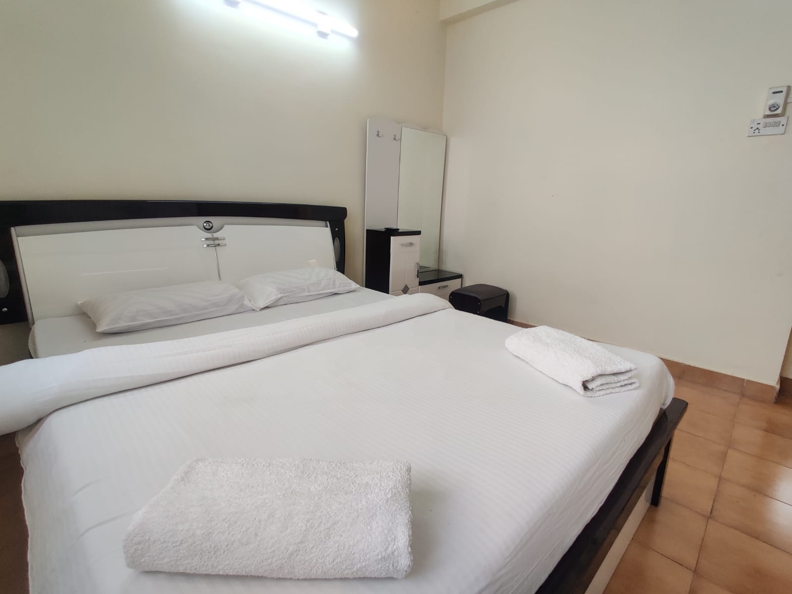 Luxurious 1BHK Apartment on Calangute Main Road Beach 600mtr - Tap to explore photos