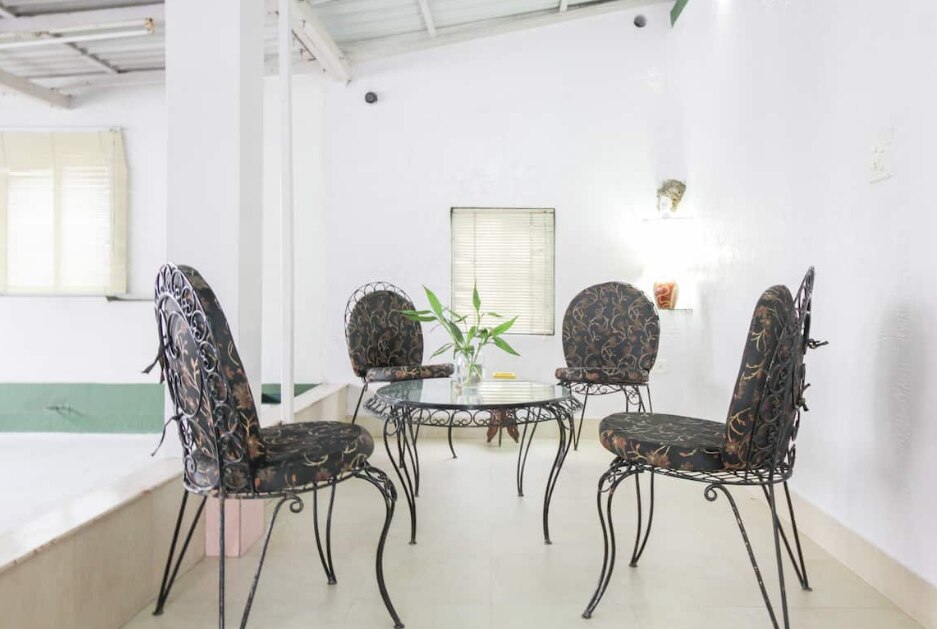Bright and Airy  Ensuite Room  Ballygunge - Tap to explore photos