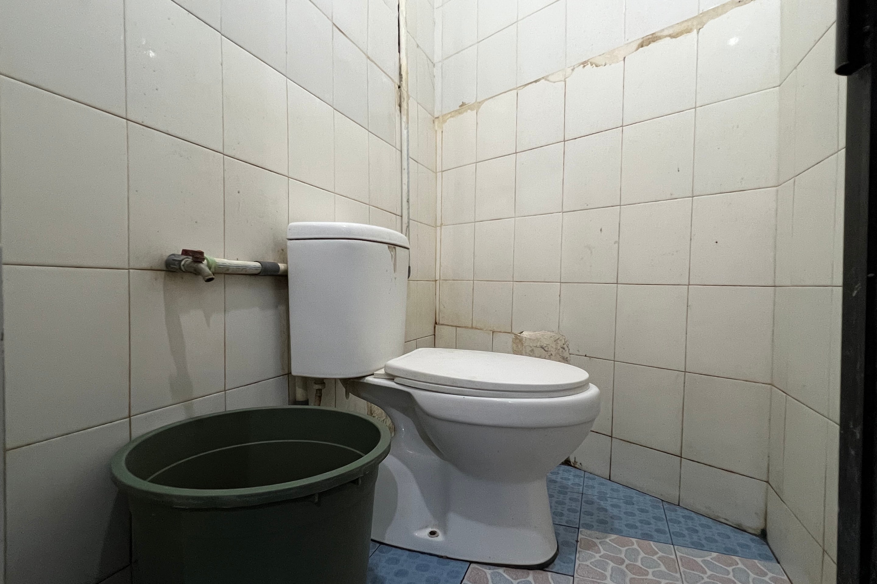 OYO 94023 Kost Stan - Tap to explore photos