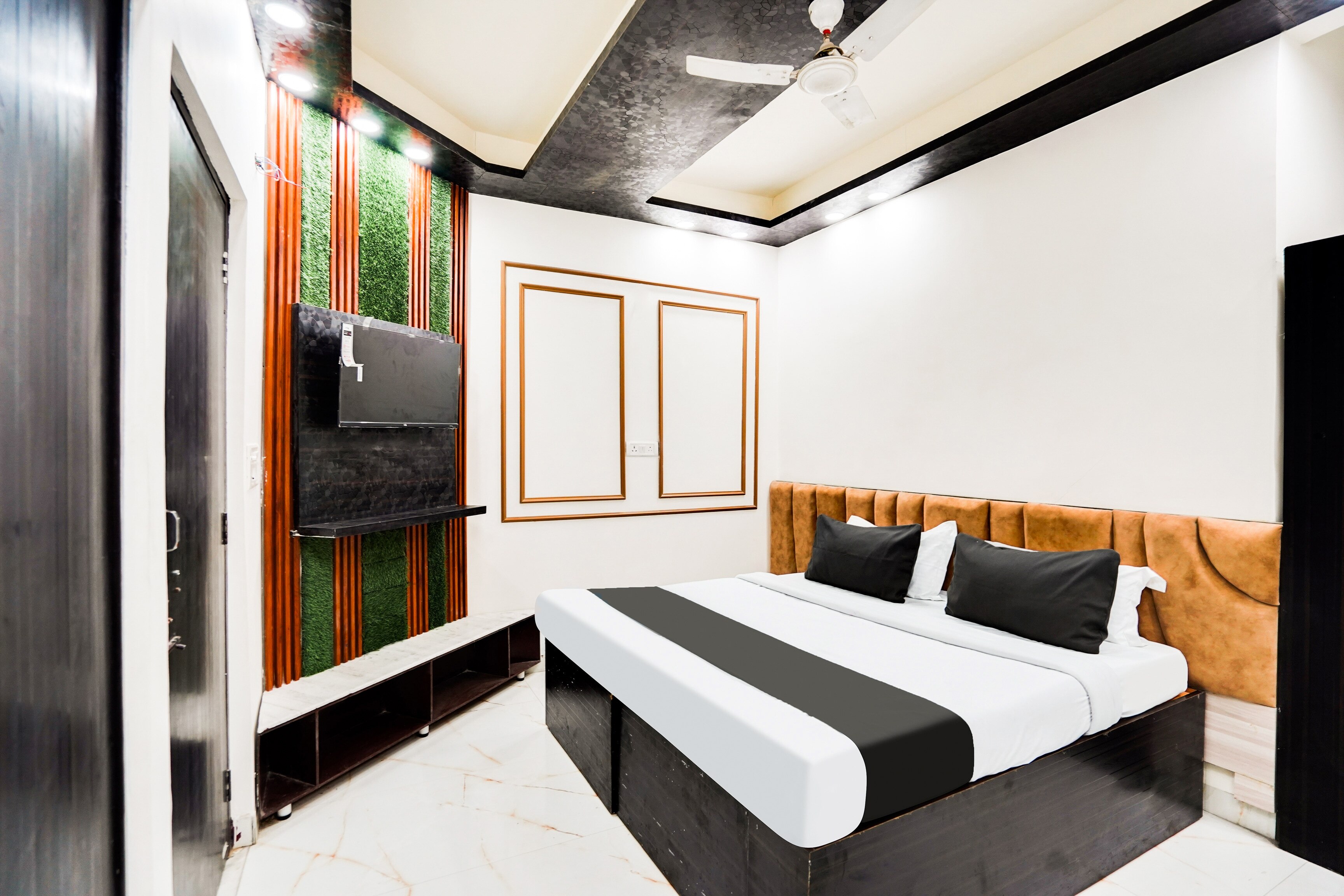 Super OYO Hotel O Happy stay - Tap to explore photos
