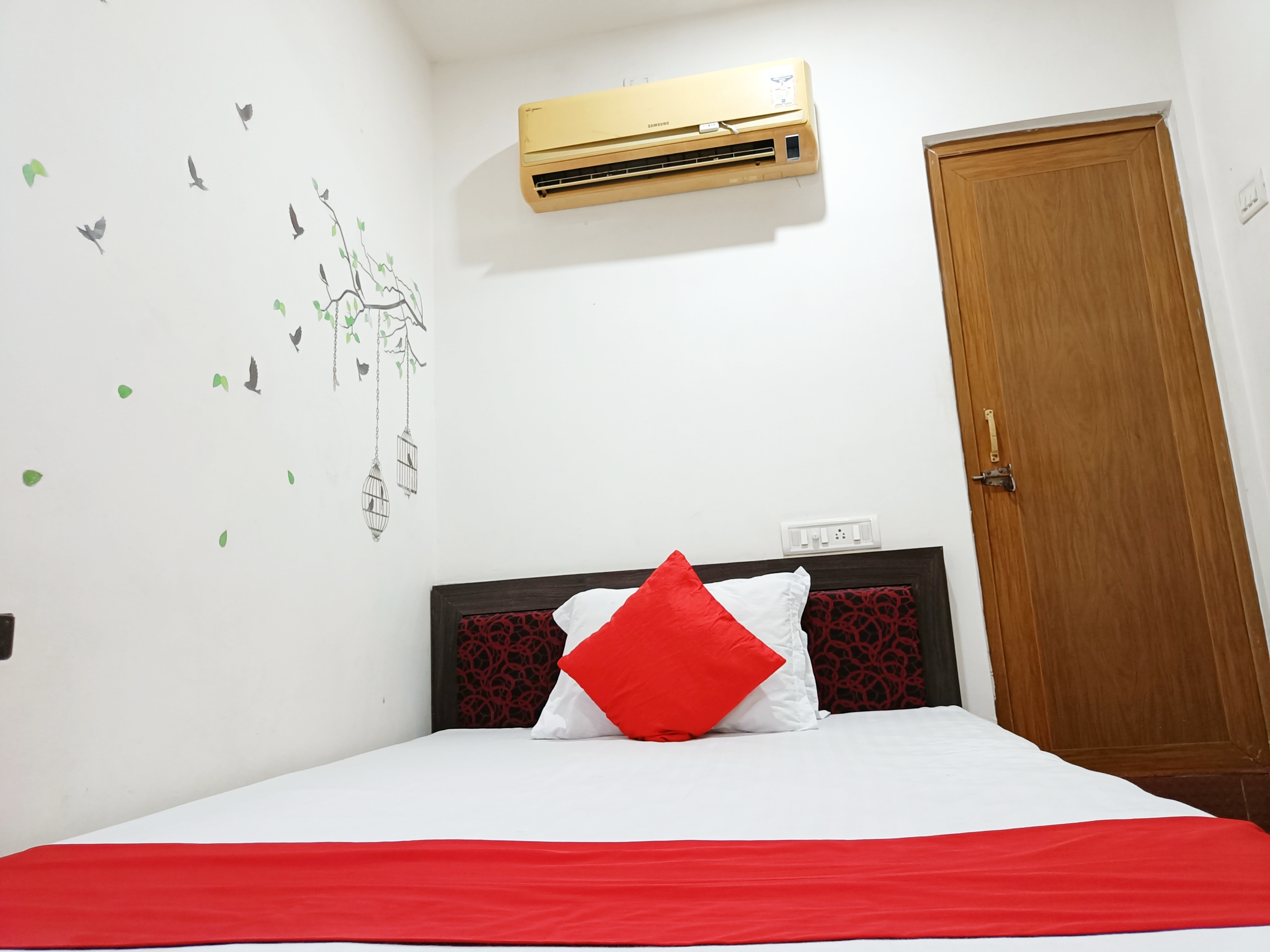 HOTEL EXECUTIVE INN - Tap to explore photos
