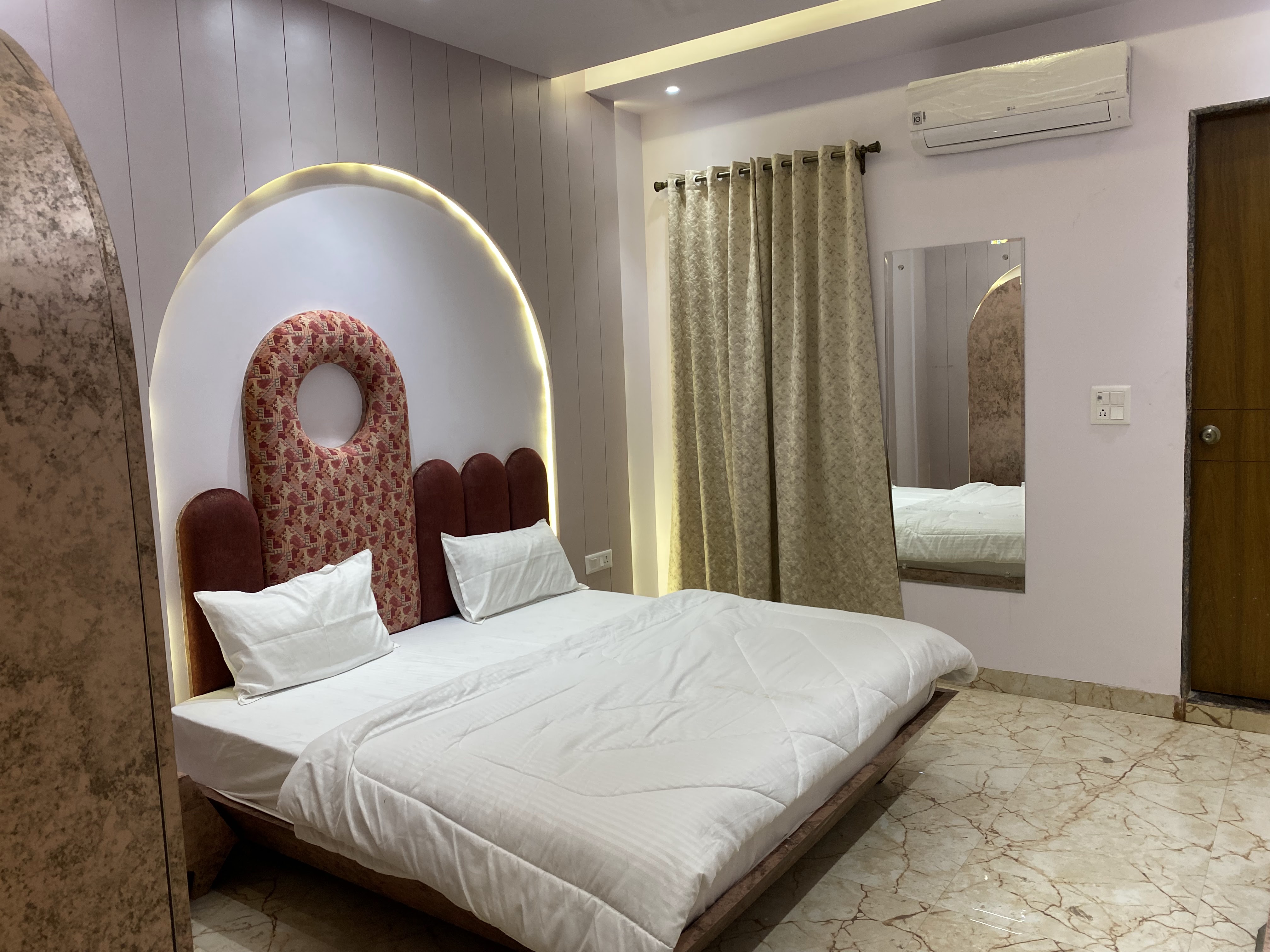 Hotel Shree Darshnam - Tap to explore photos