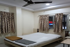 Parakh Lodge, Dhule