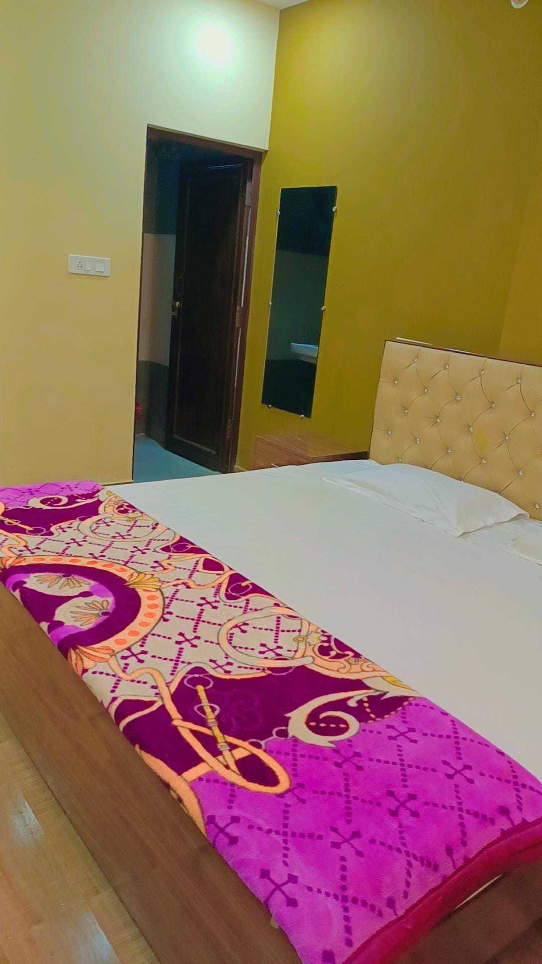 Hotel O Sky Hills Near Chaudhary Charan Singh International Airport - Tap to explore photos