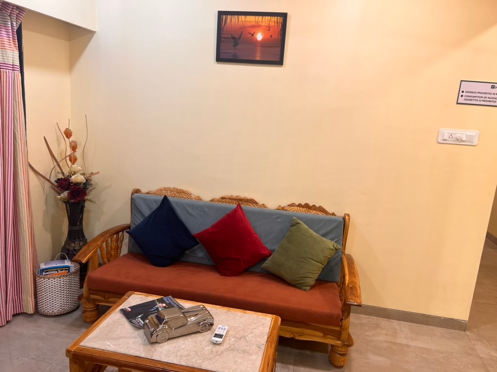 Pinaki Comfort Stay Vile Parle Near Airport 4