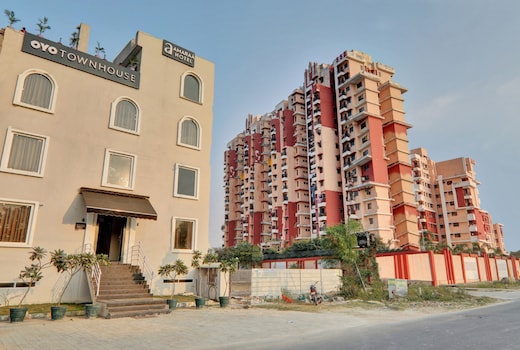 Townhouse Amaraa Hotel Near Phoenix Palassio