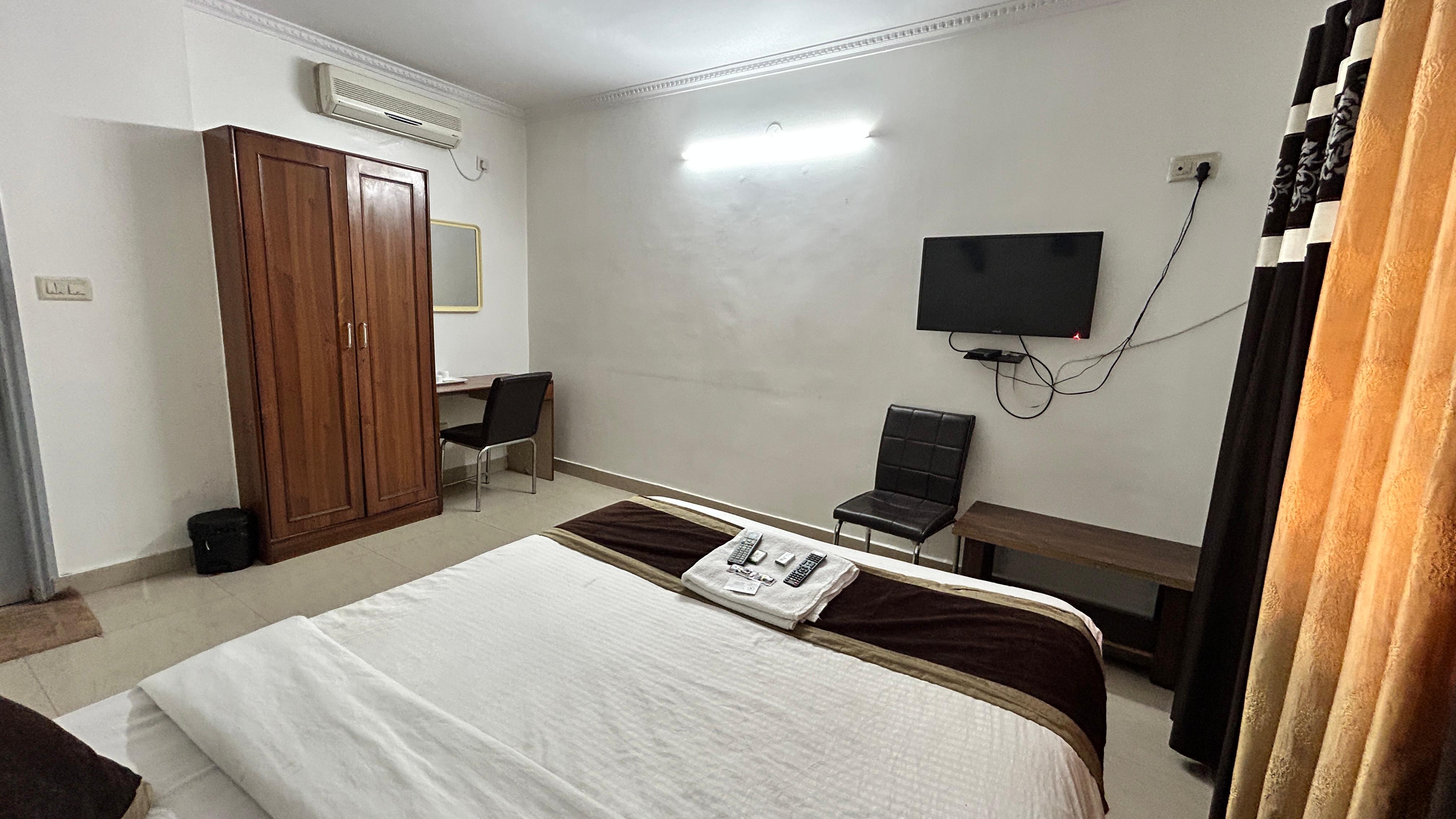 Hotel - Aradhya Comforts - Tap to explore photos